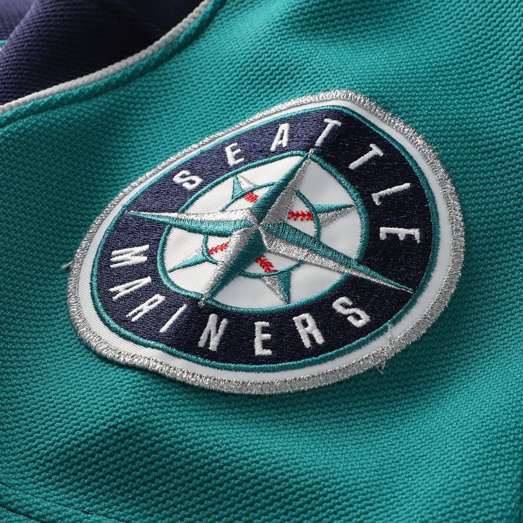 Seattle Mariners Ichiro Suzuki 2006 Cooperstown Mesh Batting Practice Button-Up Jersey — Navy